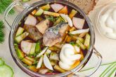 Окрошка на квасе с рыбой и огуречным рассолом