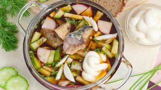 Окрошка на квасе с рыбой и огуречным рассолом