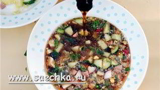Окрошка с копчеными сосисками