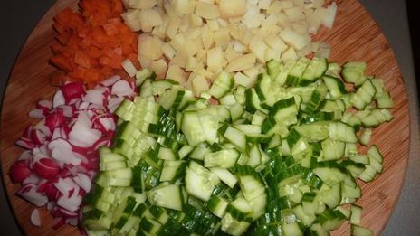 окрошка с редисом и шпинатом