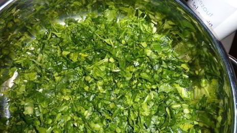 окрошка с редисом и шпинатом