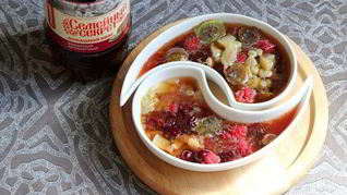 Окрошка с ревенем и сибирскими ягодами