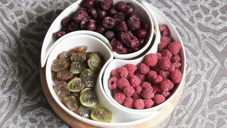 окрошка с ревенем и сибирскими ягодами