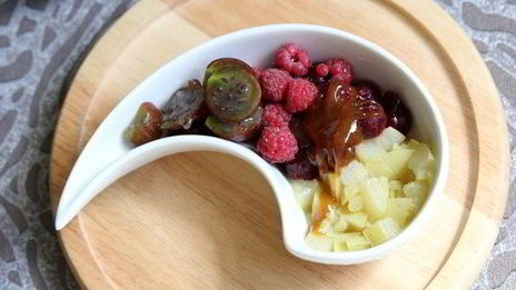 окрошка с ревенем и сибирскими ягодами