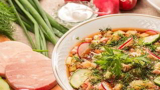 Окрошка с томатным соком и свежими огурцами