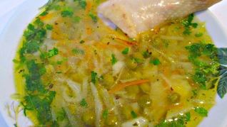 Куриный суп с зеленым горошком и овощами