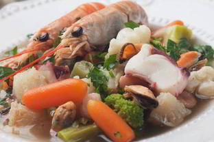 Легкий суп с креветками, овощами и кинзой