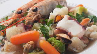 Легкий суп с креветками, овощами и кинзой