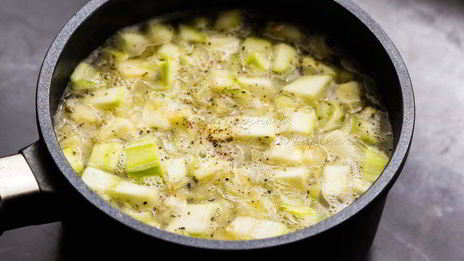 овощной крем-суп с мороженым из шпината и сметаны