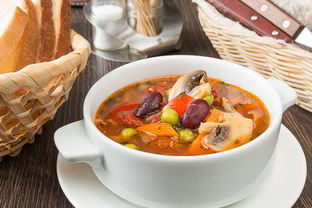 Овощной суп с беконом и фасолью