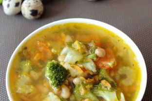 Овощной суп с фасолью на курином бульоне