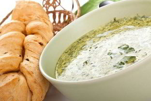 Овощной зеленый суп с сыром и черным перцем