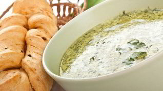 Овощной зеленый суп с сыром и черным перцем