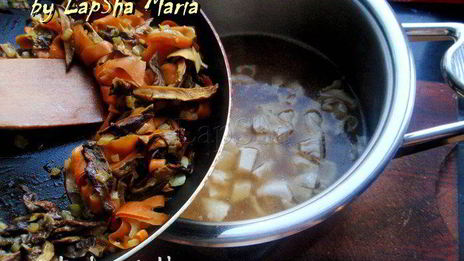 грибная похлебка с перловкой и курицей