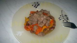 Похлебка из бобов со сладкими перцами и мясным бульоном на бальзамическом уксусе