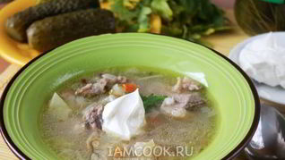 Рассольник с перловкой и солеными огурцами с говядиной