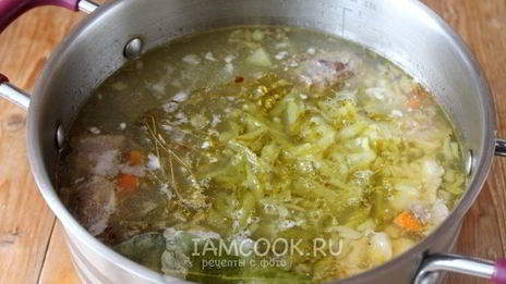 рассольник с перловкой и солеными огурцами с говядиной