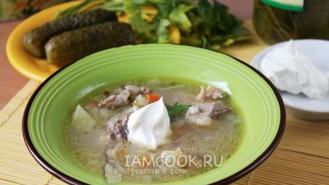 рассольник с перловкой и солеными огурцами с говядиной