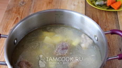 рассольник с перловкой и солеными огурцами с говядиной