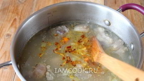 рассольник с перловкой и солеными огурцами с говядиной