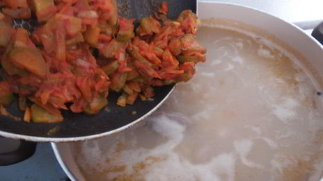 рассольник с перловкой и солеными огурцами