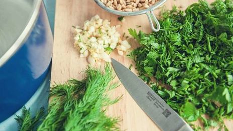 рассольник с солеными огурцами и перловкой