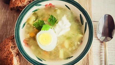 рассольник с солеными огурцами и перловкой