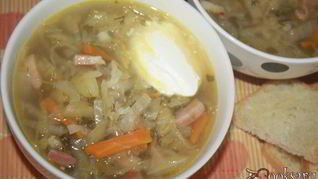 Ароматные щи с варено-копченой грудинкой и кислым яблоком