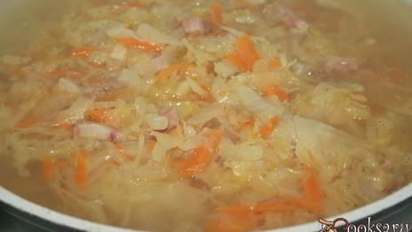 ароматные щи с варено-копченой грудинкой и кислым яблоком