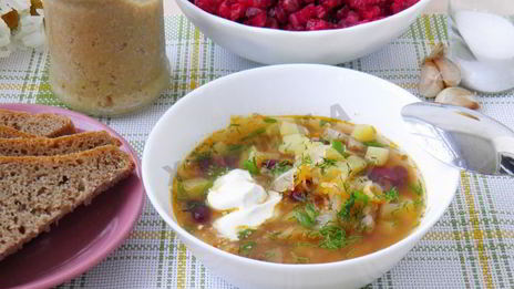 постные щи с фасолью, консервированной и капустой