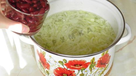 постные щи с фасолью, консервированной и капустой