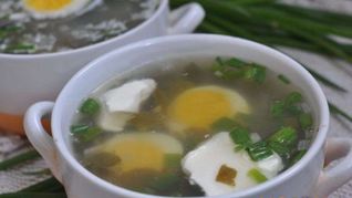 Щавелевые щи с яйцом на курином бульоне