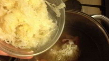 щи из кислой капусты с грибами