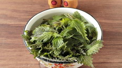 щи из крапивы с яйцом