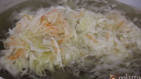 щи из квашенной капусты с грибами и перловкой