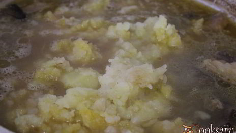 щи из квашенной капусты с грибами и перловкой