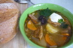 Щи из квашеной капусты с белыми грибами и айвой