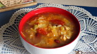 Щи из квашеной капусты с фасолью и сладким перцем на курином бульоне