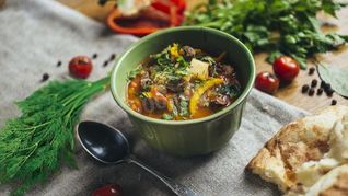 Шурпа из говядины в кастрюле