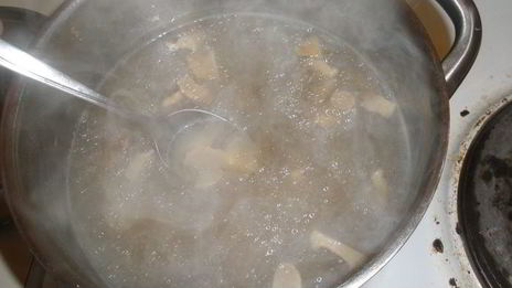 густая солянка с лесными грибами