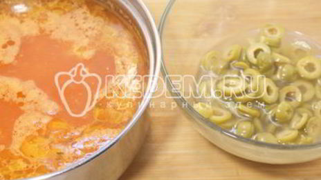 рыбная солянка и семгой и оливками