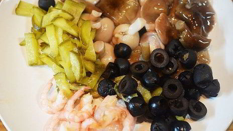 рыбная солянка с грибами и креветками