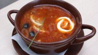 Солянка классическая с мясным набором и маслинами и огурцами