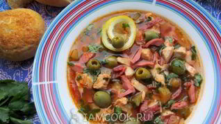 Солянка с колбасой и курицей