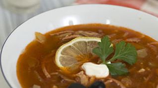 Солянка с копченой грудинкой