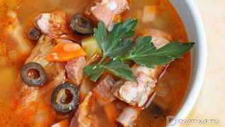 Солянка с копчеными ребрами