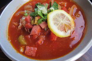 Солянка с оливками и колбасой