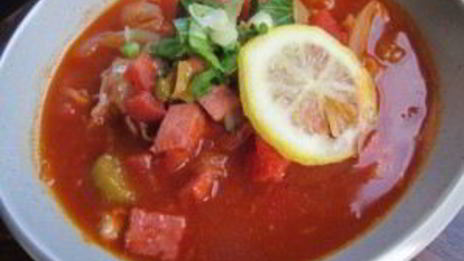 солянка с оливками и колбасой