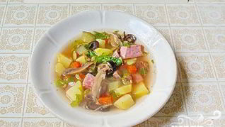 Солянка с ветчиной и грудинкой