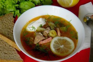 Суп солянка с оливками и колбасой